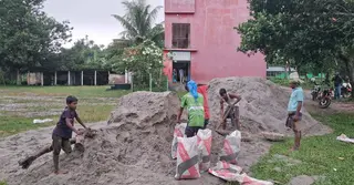 কারখানার কাছে স্কুলমাঠ ভাড়া দিলেন প্রধান শিক্ষক, বন্ধ শিক্ষার্থীদের খেলাধুলা
